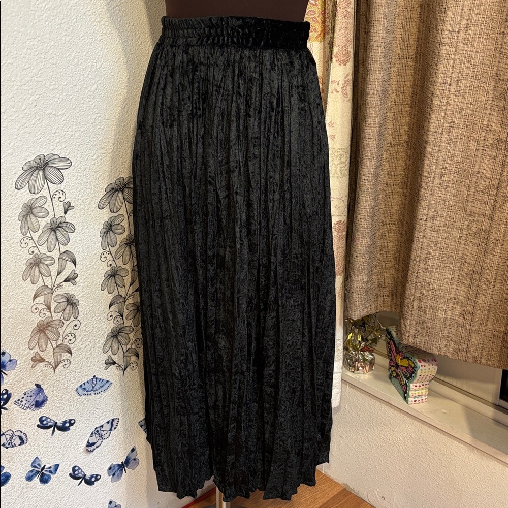 Vintage 1980’s San Moire black velvet pleated skirt. Size 18W.